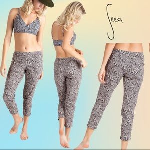 RARE Black/Peach/Green MOJAVE Leaf Print SEEA Laguna Capri Surf Pants Sz Small